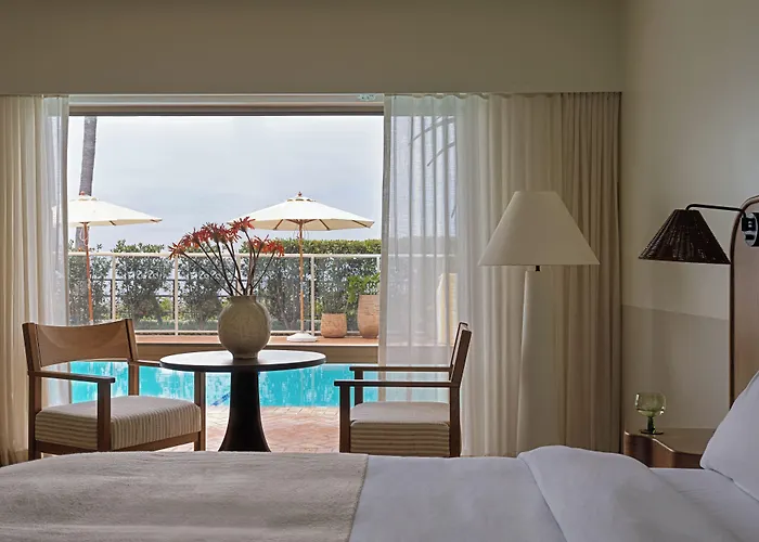 Casa Loma Beach Hotel