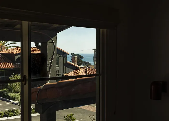 Woods Cove Inn